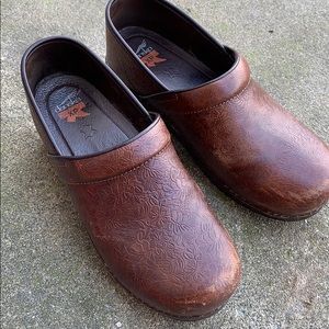 Brown Leather Dansko Slip On Clogs sz 41